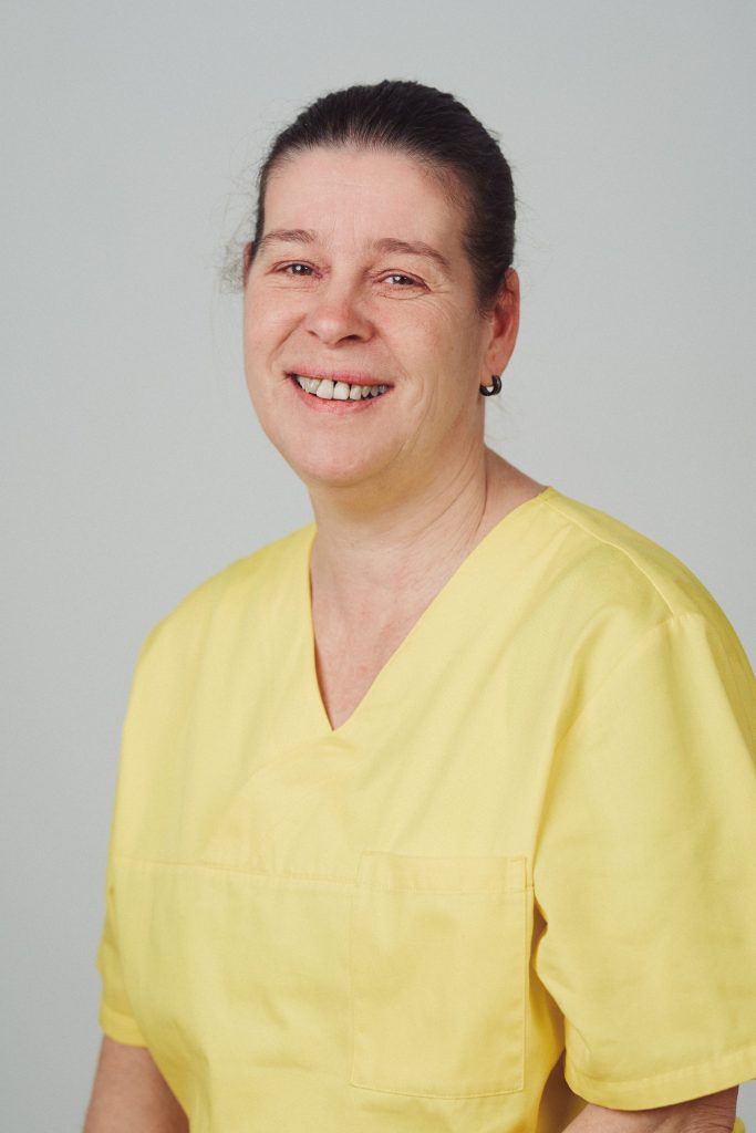 Professionelle Pflegekraft im Einsatz